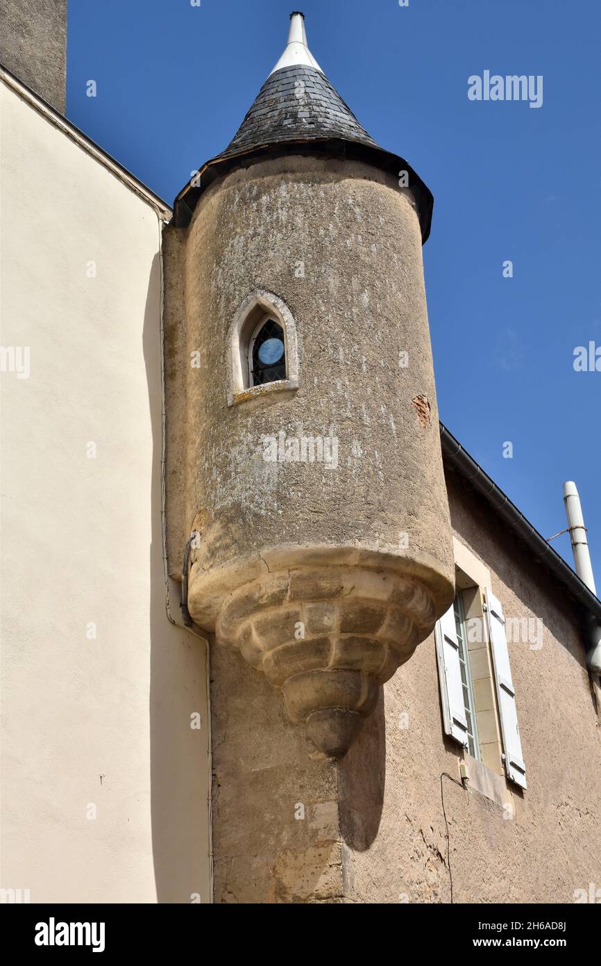 Une tourelle à corbellement, avec un toit conique en ardoise, connu sous le nom de Bartizan, ou Echanguette, sur le côté du Vieux palais dans le centre de Montmoillon, France Banque D'Images