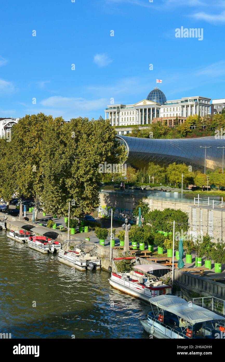 Tbilissi, Géorgie - 24 octobre 2021 : le panorama de la capitale géorgienne avec la rivière Kura, le Palais présidentiel, le théâtre musical de Tbilissi et le concert Banque D'Images