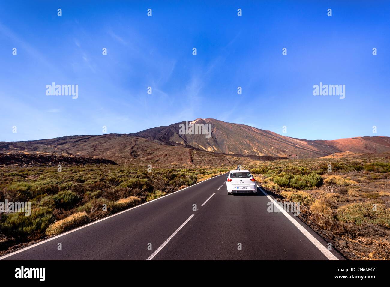 TEIDE, TENERIFE/ESPAGNE - 3 NOVEMBRE 2021 : voiture de location blanche sur la route du volcan Teide Banque D'Images