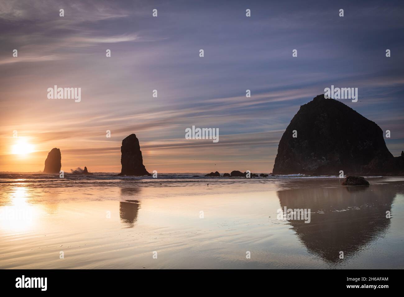 Cannon Beach haystack et Needles au coucher du soleil Banque D'Images