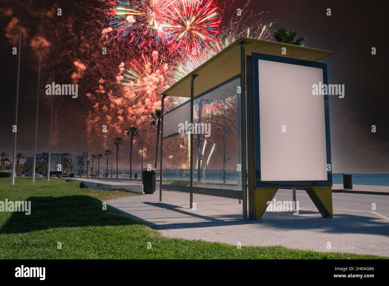 Publicité vierge dans un arrêt de bus, avec feux d'artifice en arrière-plan Banque D'Images