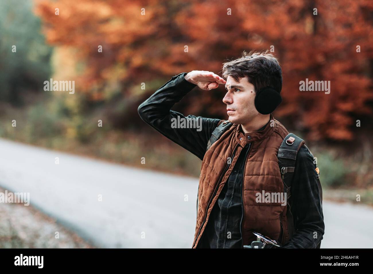 Jeune homme randonneur regardant quelque chose dans la distance Banque D'Images