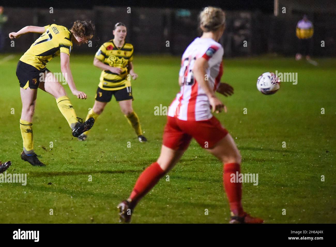 Londres, Royaume-Uni.14 novembre 2021.Kings Langley, Angleterre, novembre Corinne Henson (27 Watford) tire pendant le championnat FA Womens entre Watford et Sunderland AFC au stade orbital Fasteners - Angleterre.Crédit: SPP Sport presse photo./Alamy Live News Banque D'Images