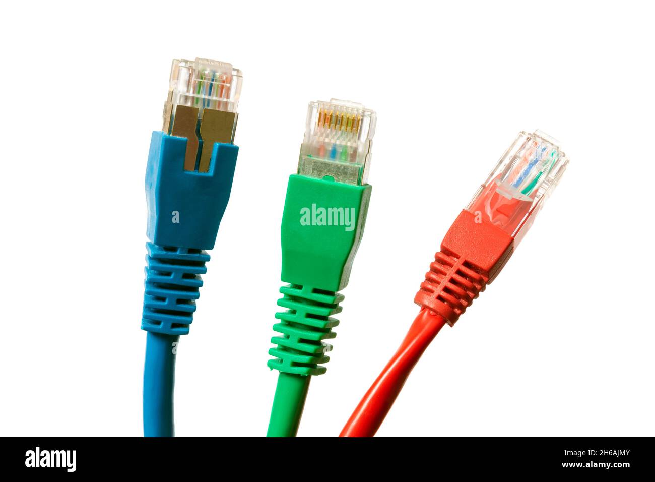 Câbles réseau Ethernet isolés sur blanc Banque D'Images