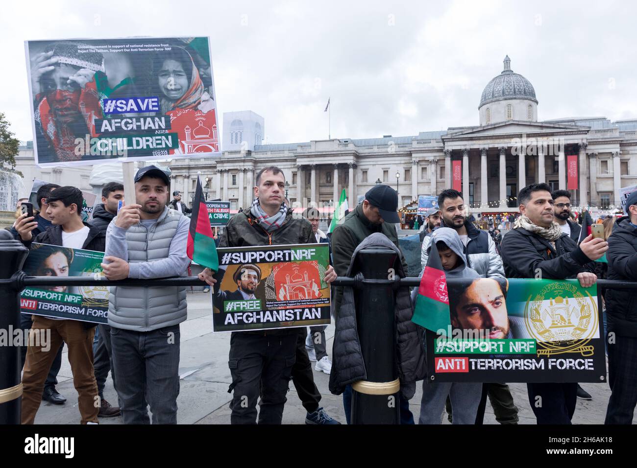 Londres, Royaume-Uni.14 novembre 2021.Les manifestants tiennent des pancartes qui lisaient « Save afghan Children », « support NRF, Free Afghanistan » et « anti-terrorisme force » au cours de la protest.Organized par Free afghan, les manifestants se sont rassemblés à Trafalgar Square pour manifester leur solidarité avec le Front national de résistance de l'Afghanistan (NRF),Et appeler à des mesures de lutte plus importantes de la part de l'Occident contre le terrorisme taliban contre le peuple Hazara.Crédit : SOPA Images Limited/Alamy Live News Banque D'Images