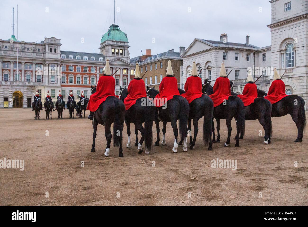 Londres, Royaume-Uni.14 novembre 2021.Les membres passés et présents de la Brigade des gardes défilent le long de Birdcage et reviennent à la caserne de Wellington, tandis que la Reine de la Garde de la vie change aux gardes à cheval avec les gardes de la vie, les capes écarlate et les panaches blanches, remplaçant les Blues & Royals, les cloaks bleus et les panaches rouges.Crédit : Peter Hogan/Alay Live News Banque D'Images