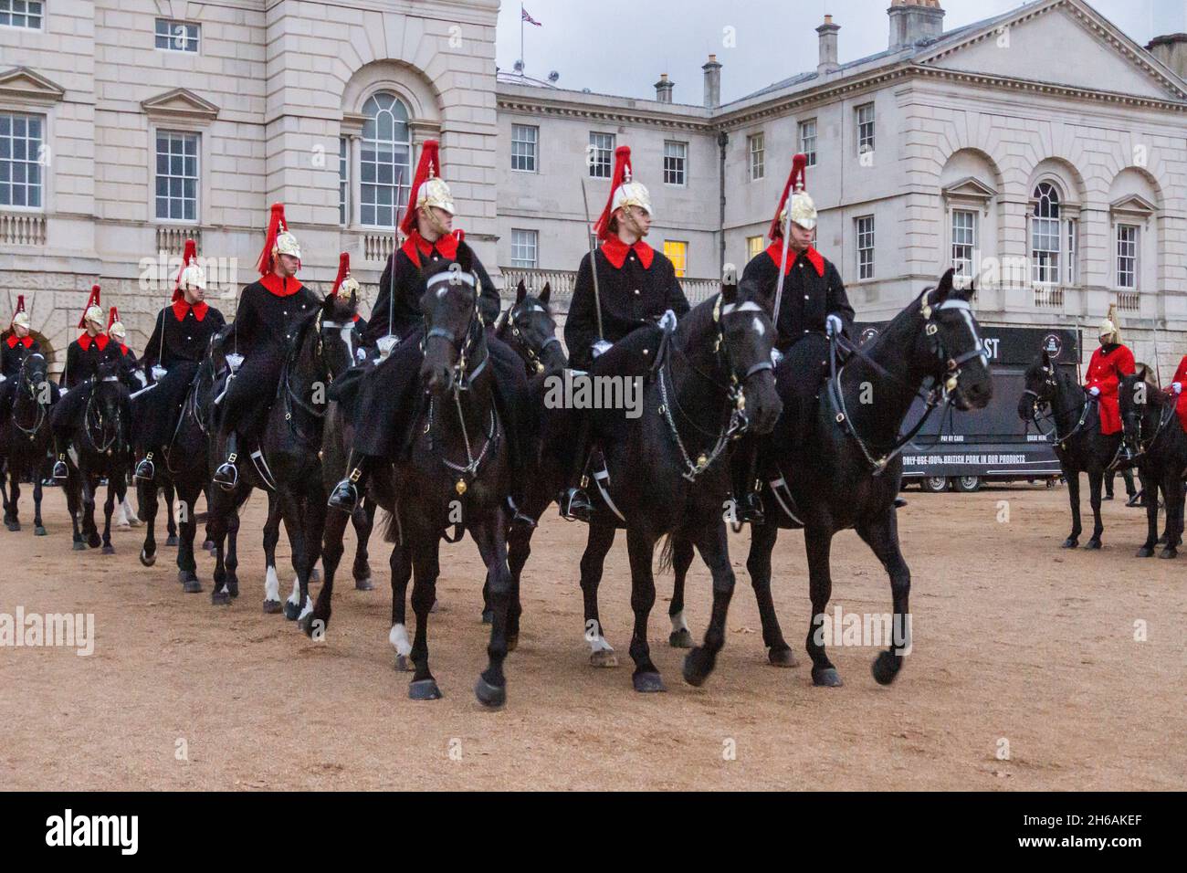 Londres, Royaume-Uni.14 novembre 2021.Les membres passés et présents de la Brigade des gardes défilent le long de Birdcage et reviennent à la caserne de Wellington, tandis que la Reine de la Garde de la vie change aux gardes à cheval avec les gardes de la vie, les capes écarlate et les panaches blanches, remplaçant les Blues & Royals, les cloaks bleus et les panaches rouges.Crédit : Peter Hogan/Alay Live News Banque D'Images