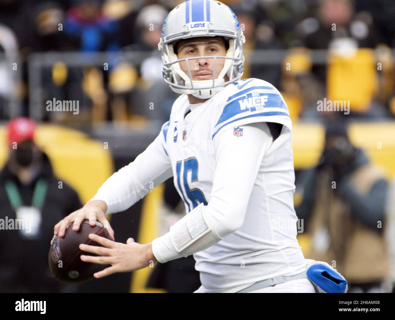 Pittsbugh, États-Unis.14 novembre 2021.Jared Goff (16), le quarterback des Detroit Lions, revient au premier trimestre contre les Pittsburgh Steelers à Heinz Field, le dimanche 14 novembre 2021.Photo par Archie Carpenter/UPI crédit: UPI/Alay Live News Banque D'Images