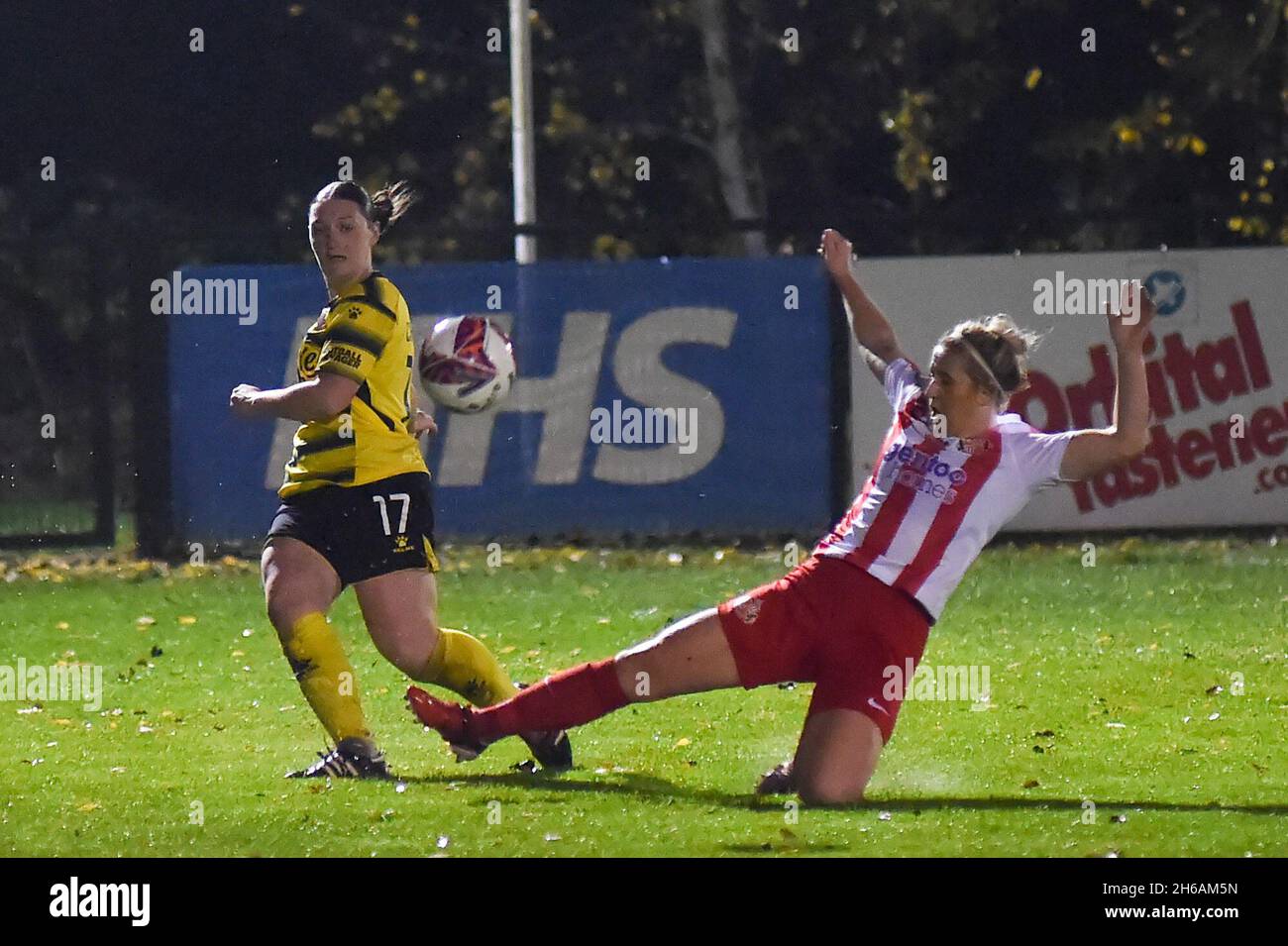 Londres, Royaume-Uni.14 novembre 2021.Kings Langley, Angleterre, novembre Megan Chandler (17 watford) traverse le ballon pendant le championnat FA Womens entre Watford et Sunderland AFC au stade orbital Fasteners - Angleterre.Crédit: SPP Sport presse photo./Alamy Live News Banque D'Images