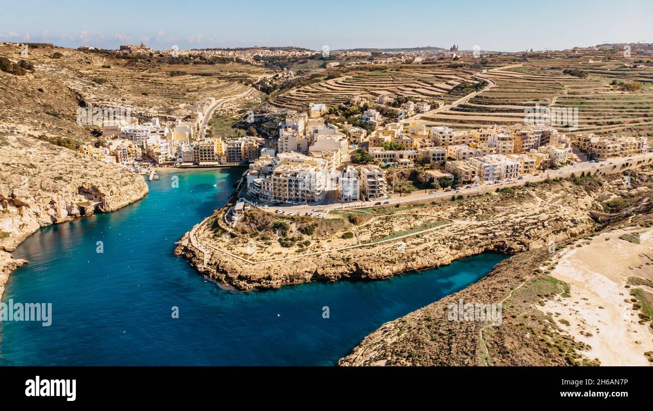 Vue aérienne de Xlendi, un village pittoresque de l'île de Gozo, Malte, entouré de falaises abruptes et de vallées.la baie de Xlendi est populaire de baignade, de bains de soleil Banque D'Images