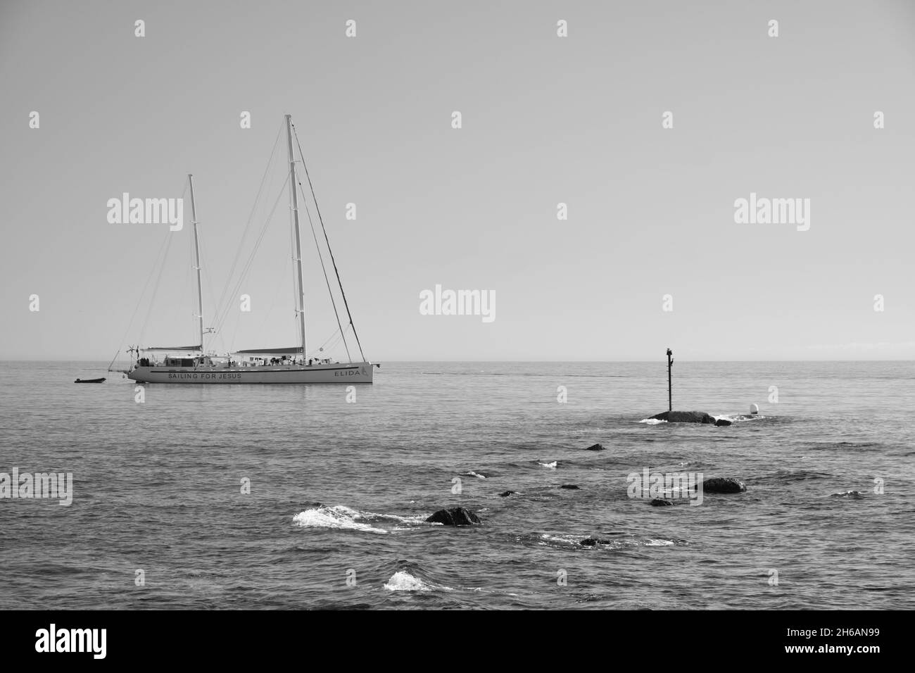 Elida, bateau à voile sur la côte de Fuengirola, province de Malaga, Andalousie, Espagne. Banque D'Images