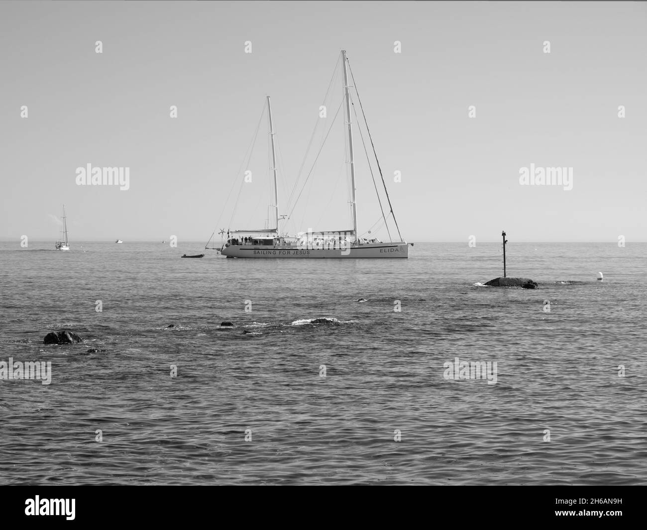 Elida, bateau à voile sur la côte de Fuengirola, province de Malaga, Andalousie, Espagne. Banque D'Images