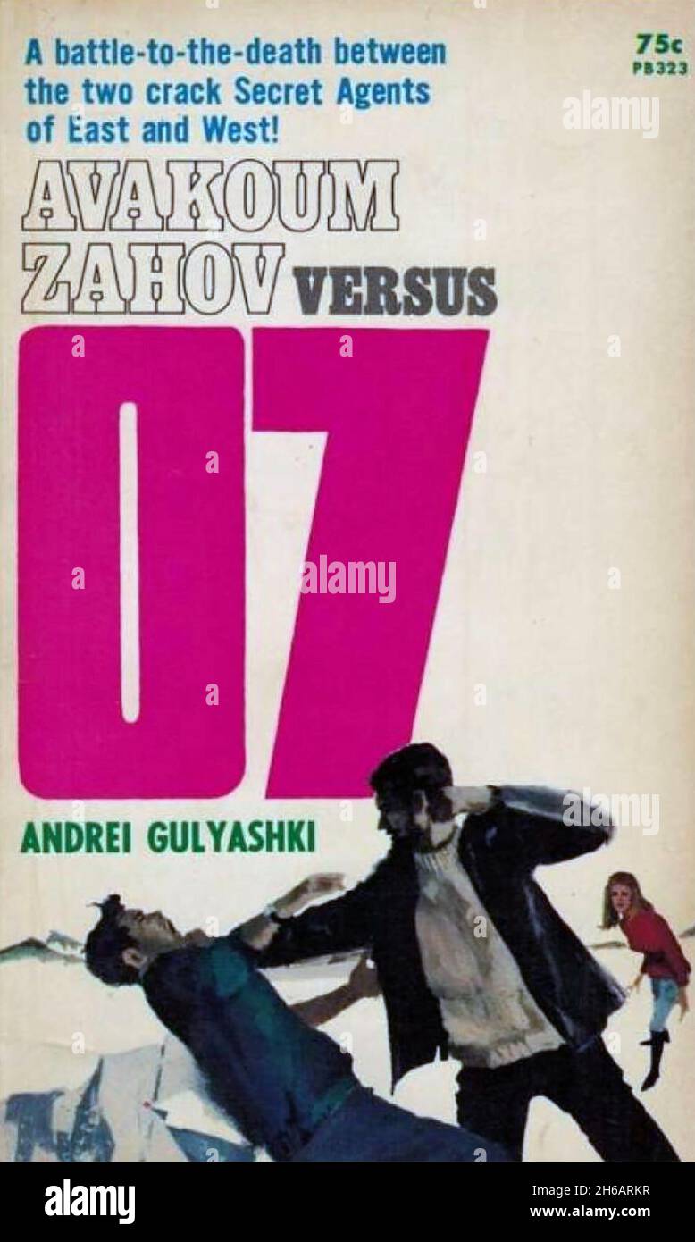 ANDREI GULYASHKI (1914-1995) auteur bulgare.Couverture de l'édition anglaise 1967 de son roman de 1966 'Avakoum Zakhov versus 07' .Le KGB l’a chargé d’écrire un thriller dans lequel James Bond est décapité par un agent soviétique.Le premier zéro a été supprimé du titre pour des raisons de droits d'auteur et le nom Bond n'est pas réellement utilisé dans le livre Banque D'Images