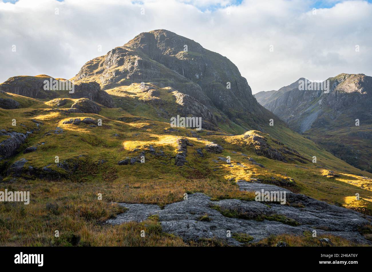 Soleil sur une montagne rocheuse dans les Highlands écossais Banque D'Images