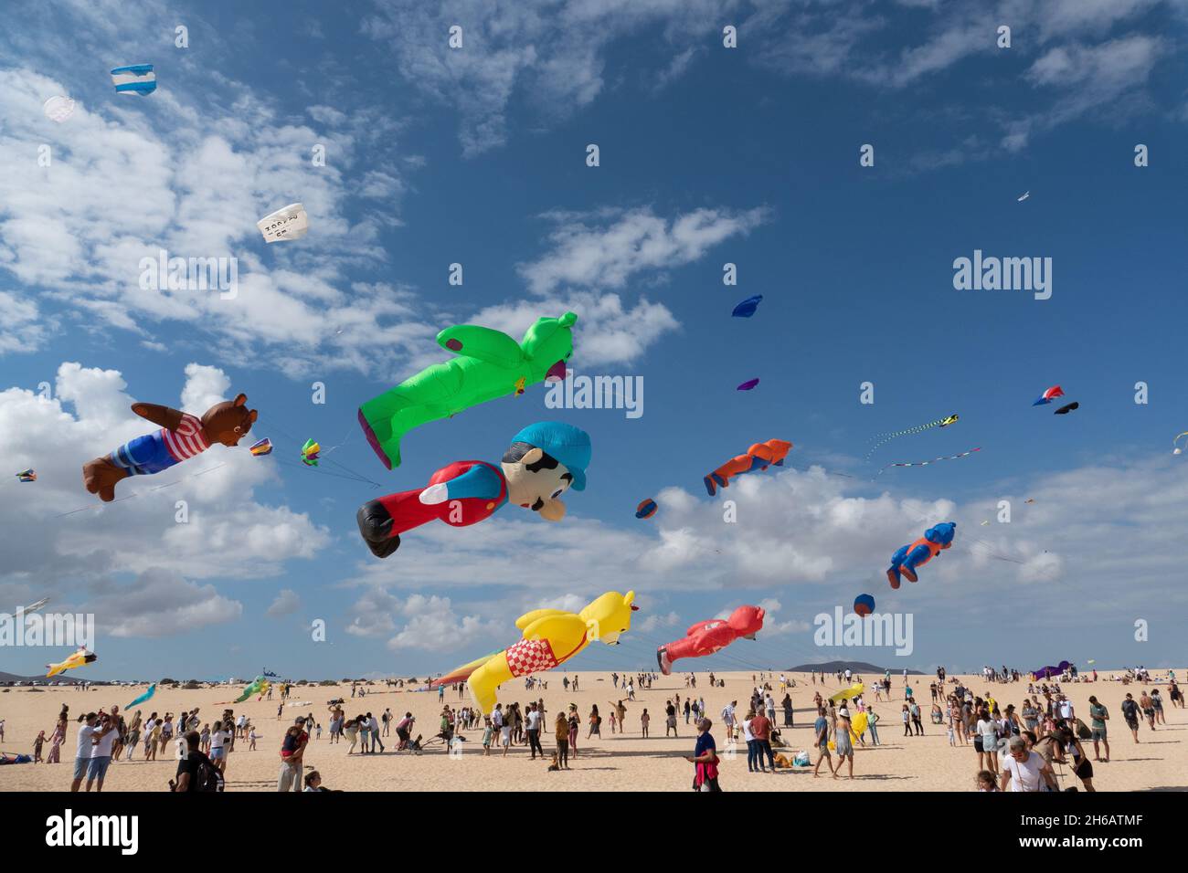 De nombreux cerfs-volants volant au Corralejo International Kite Festival 34e édition 2021, Fuerteventura, Espagne Banque D'Images