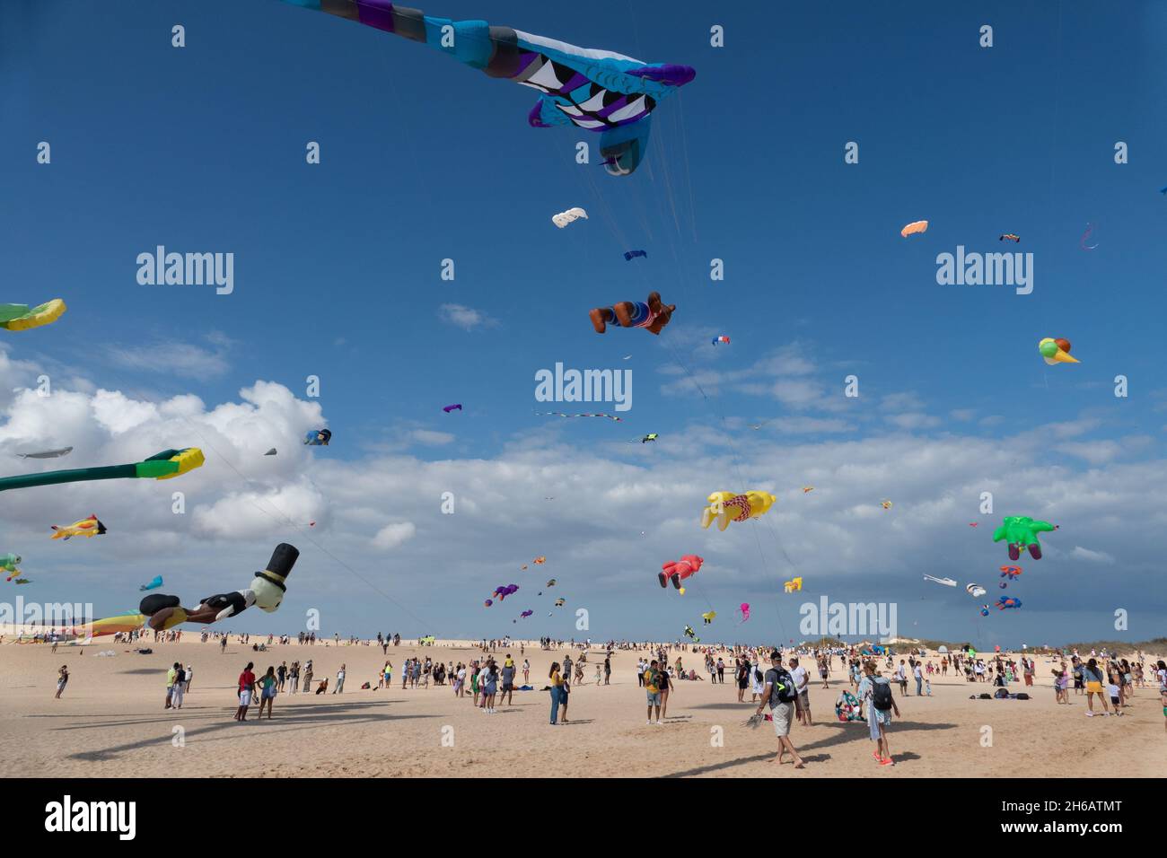 De nombreux cerfs-volants de couleur volant au Corralejo International Kite Festival 34e édition 2021, Fuerteventura, Espagne Banque D'Images