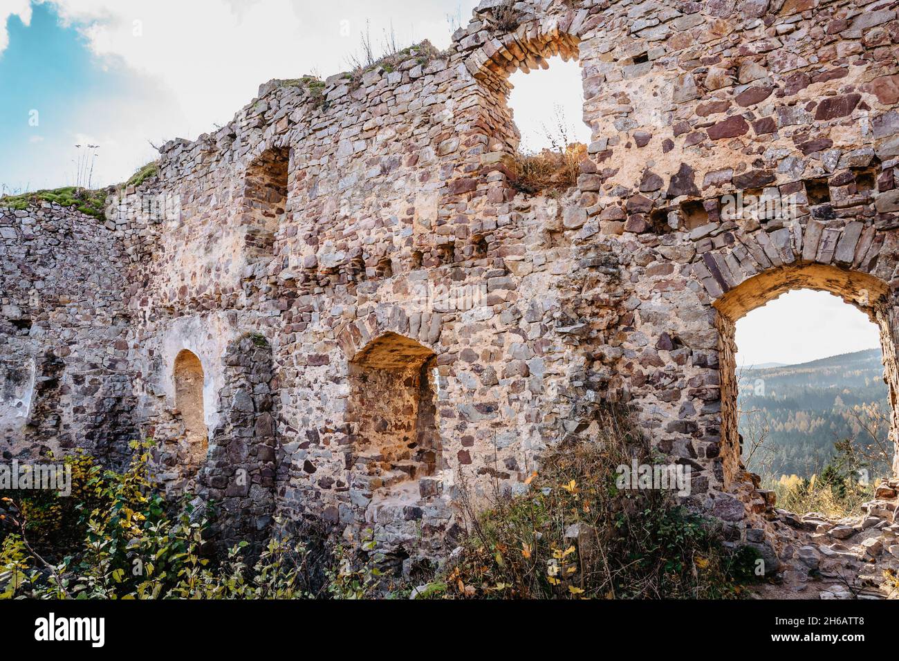 Ruines du château de Valdek en Bohême centrale, Brdy, République tchèque. Il a été construit au XIIIe siècle par la famille aristocratique.il y a maintenant une zone d'entraînement militaire Banque D'Images