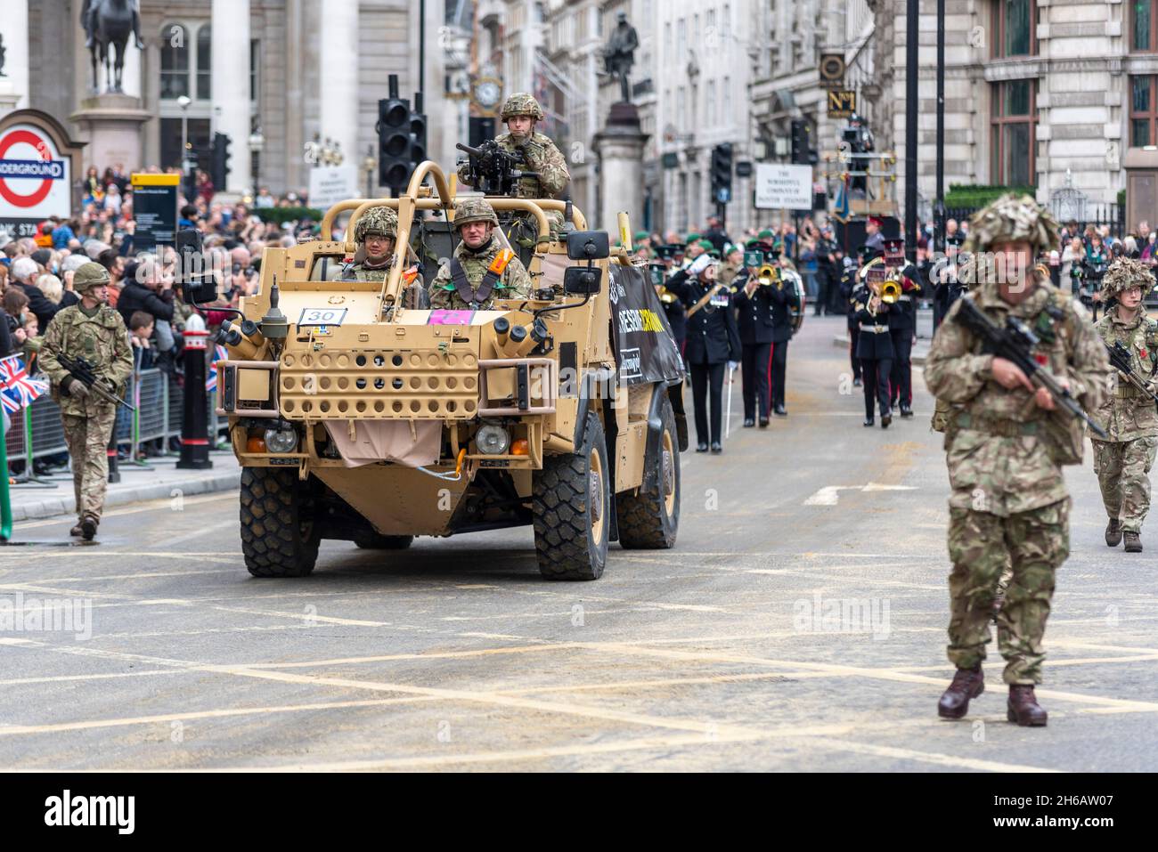 Le Royal Yeomanry, réserve de l'armée, régiment de cavalerie légère au Lord Mayor's Show, Parade, procession passant le long de Poultry, près de Mansion House London Banque D'Images
