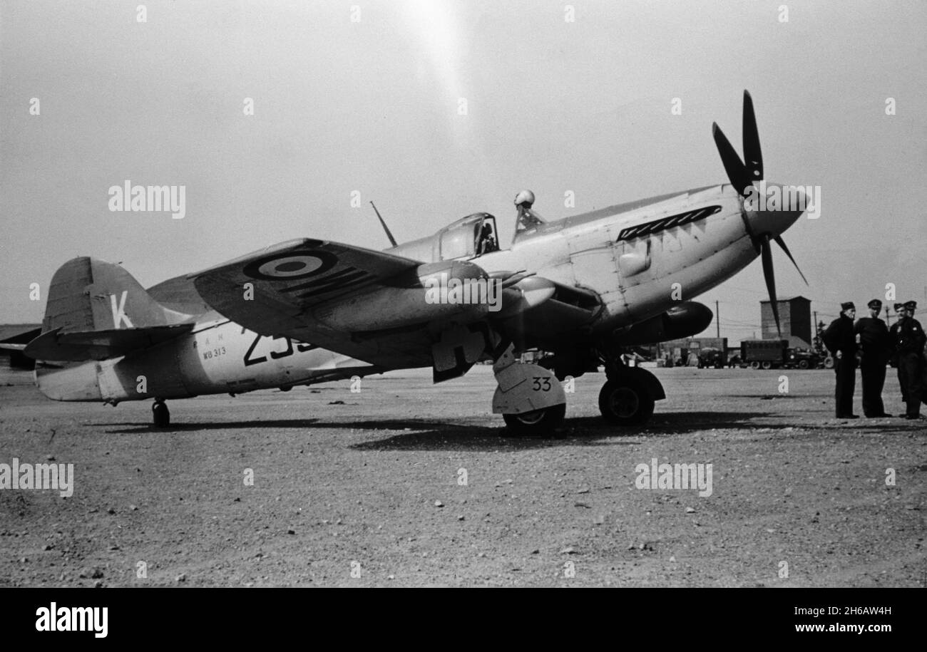 Photographie d'époque prise en 1953 ou 1954 à Séoul, en Corée du Sud, pendant la guerre de Corée.Un chasseur Firefly de la Royal Australian Air Force, numéro de série WB313. Banque D'Images
