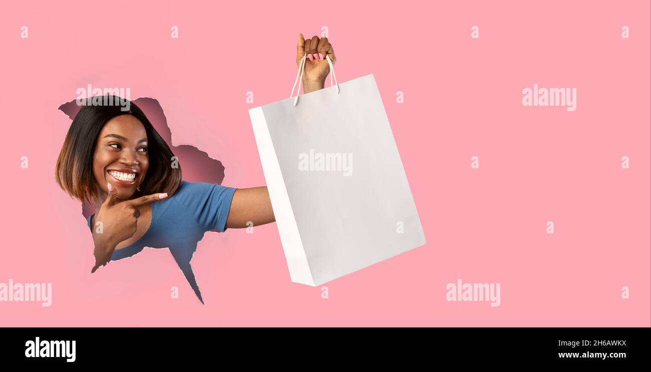 Achats et ventes.Jeune femme noire excit e tenant le sac cabas en
