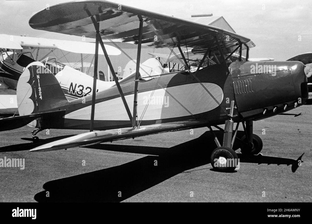 Photographie d'époque prise le 5 juin 1965 à l'Antique Airplane Association Fly-in à Merced, Californie, États-Unis.Un biplan 2T-1A des Grands Lacs, numéro de série N11324, équipé d'un moteur Menasco Pirate. Banque D'Images