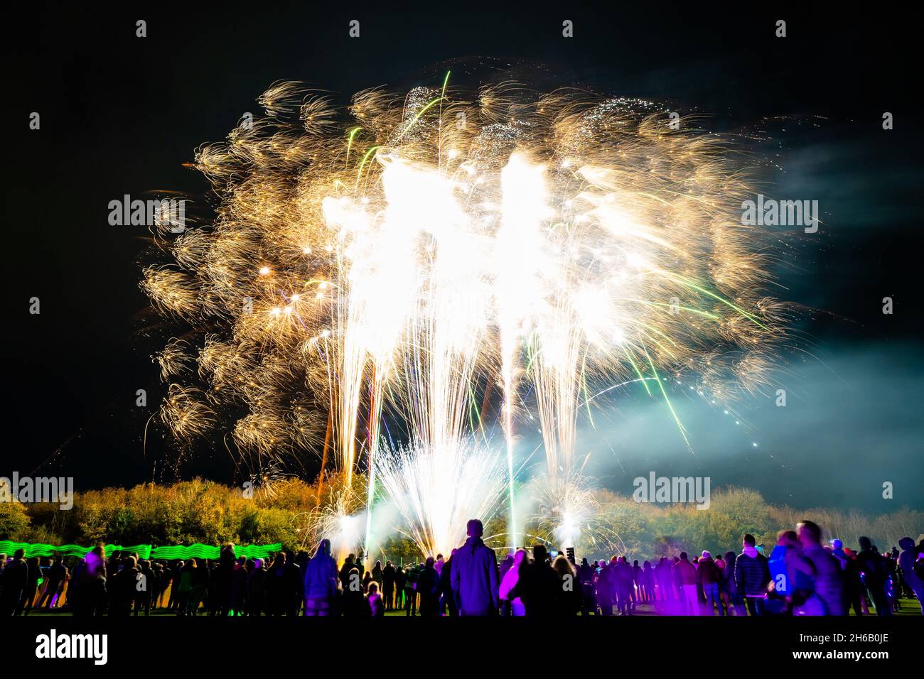 Nuit de feu de camp à Pembury Kent, 2021, lorsqu'un spectacle de feu d'artifice gratuit a été organisé par le conseil local pour les résidents sur le terrain de loisirs Banque D'Images