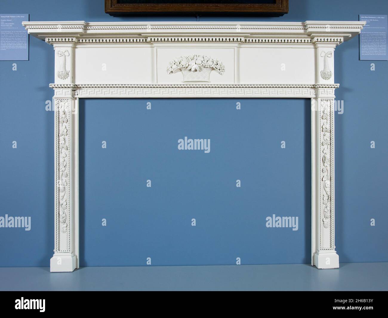 Mantel, 1813.Le feu de bois entoure de vignes sculptées, de cornucopia et de paniers de fruits et de fleurs.Conçu pour Oak Hill, le domaine de campagne d'Elizabeth Derby West à South Danvers, Massachusetts Banque D'Images