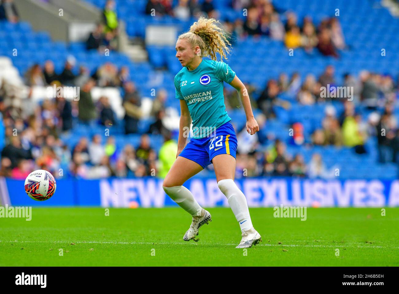 Brighton, Royaume-Uni.14 novembre 2021.Katie Robinson, de Brighton et Hove Albion, se réchauffe avant le match de Super League féminin de la FA entre Brighton & Hove Albion Women et Leicester City Women à l'Amex le 14 novembre 2021 à Brighton, en Angleterre.(Photo de Jeff Mood/phcimages.com) Credit: PHC Images/Alamy Live News Banque D'Images