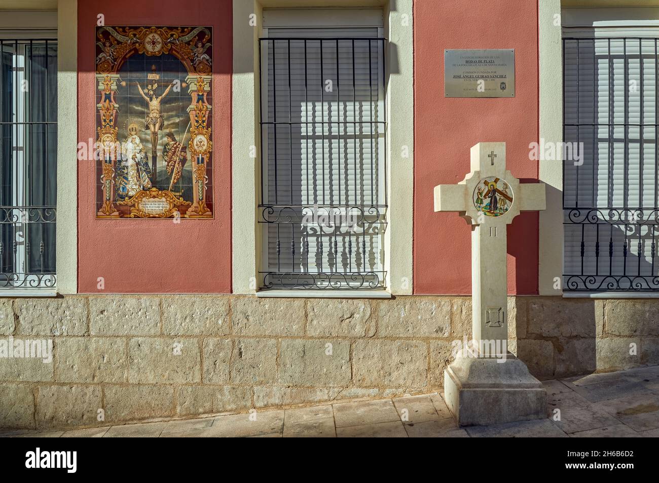 Plaque commémorant l'anniversaire de la fête de l'argent de la place de Santa Maria, commission fondée par José Angel Guirao Sanchez à Alicante Banque D'Images