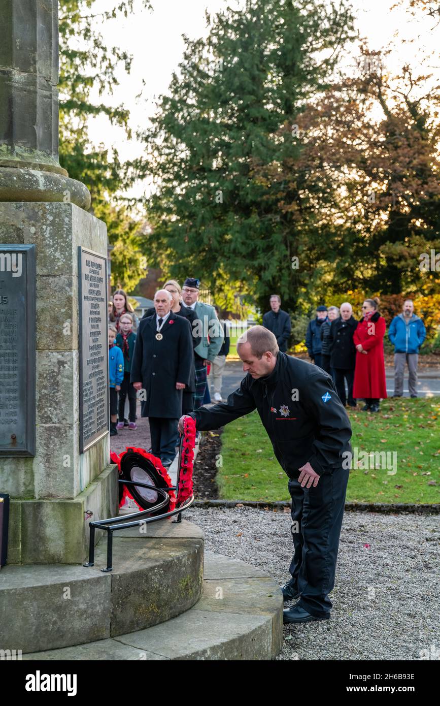 FOCHABERS, MORAY, ROYAUME-UNI.14 novembre 2021.C'est une scène de Village Remembrance à Fochabers, Moray, Écosse, le dimanche 14 novembre 2021.Fochabers Crew Fireman Stuart Gerrard crédit: JASPERIMAGE/Alay Live News Banque D'Images