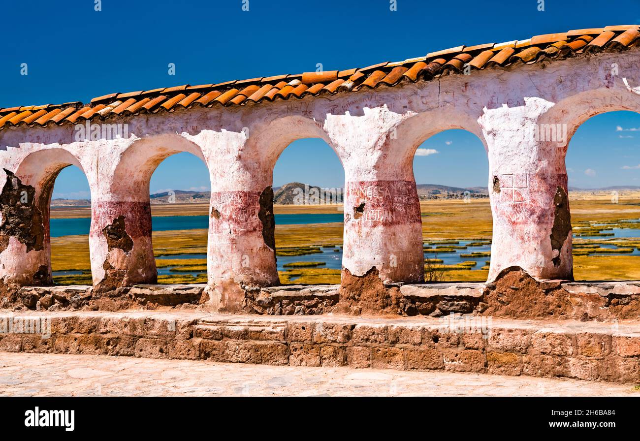 Point de vue sur le lac Titicaca à Chucuito, Pérou Banque D'Images