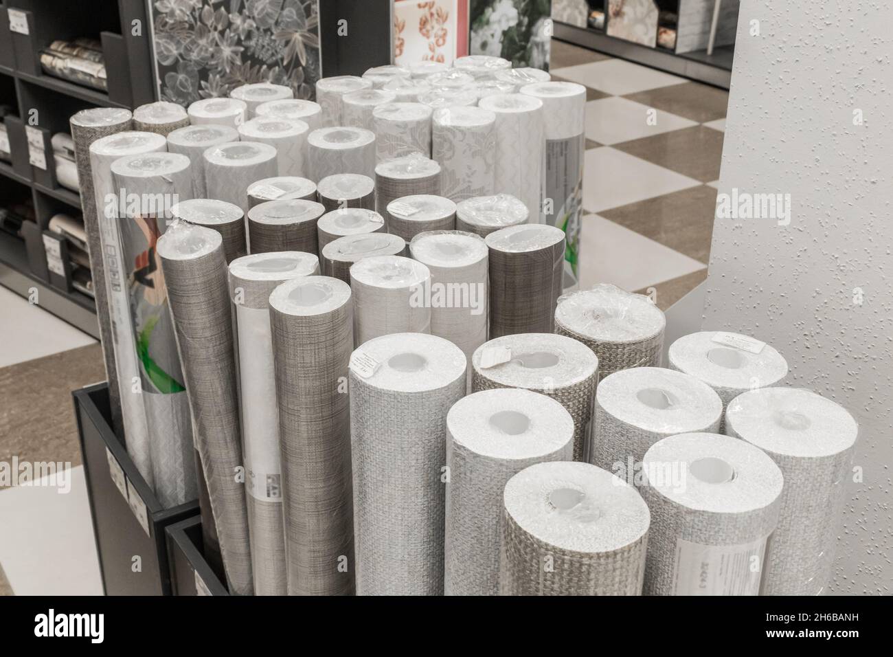 Un tas de rouleaux légers de papier peint dans le matériel de magasin pour la réparation. Banque D'Images