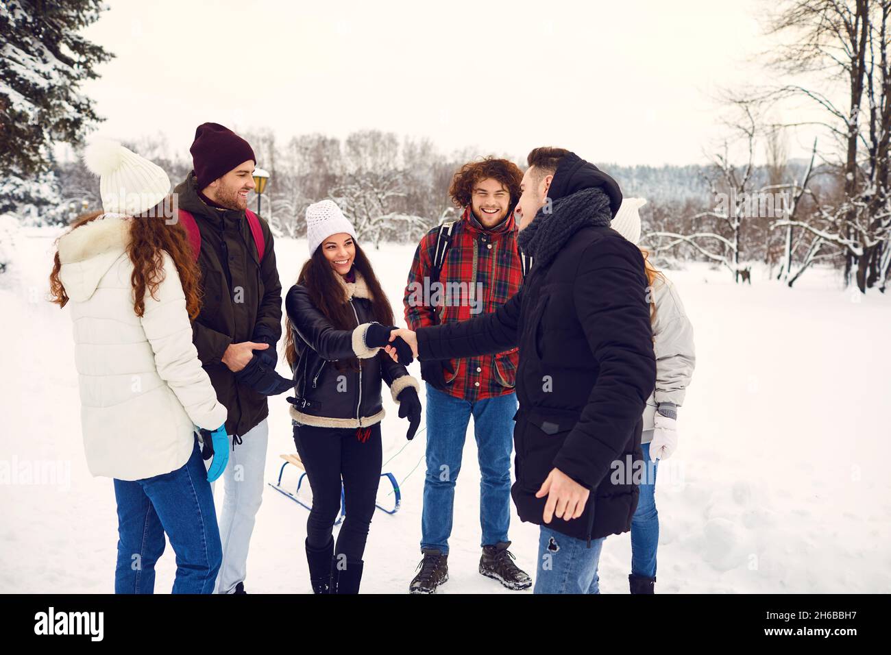 Réunion d'amis heureux dans winter park Banque D'Images