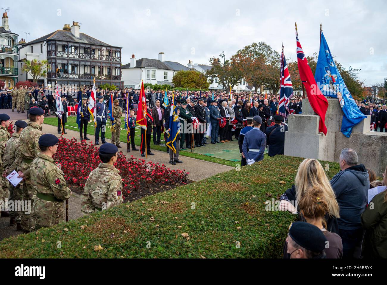 Bien assisté à la cérémonie au service du dimanche du souvenir au War Memorial de Southend on Sea, Essex, Royaume-Uni. Banque D'Images
