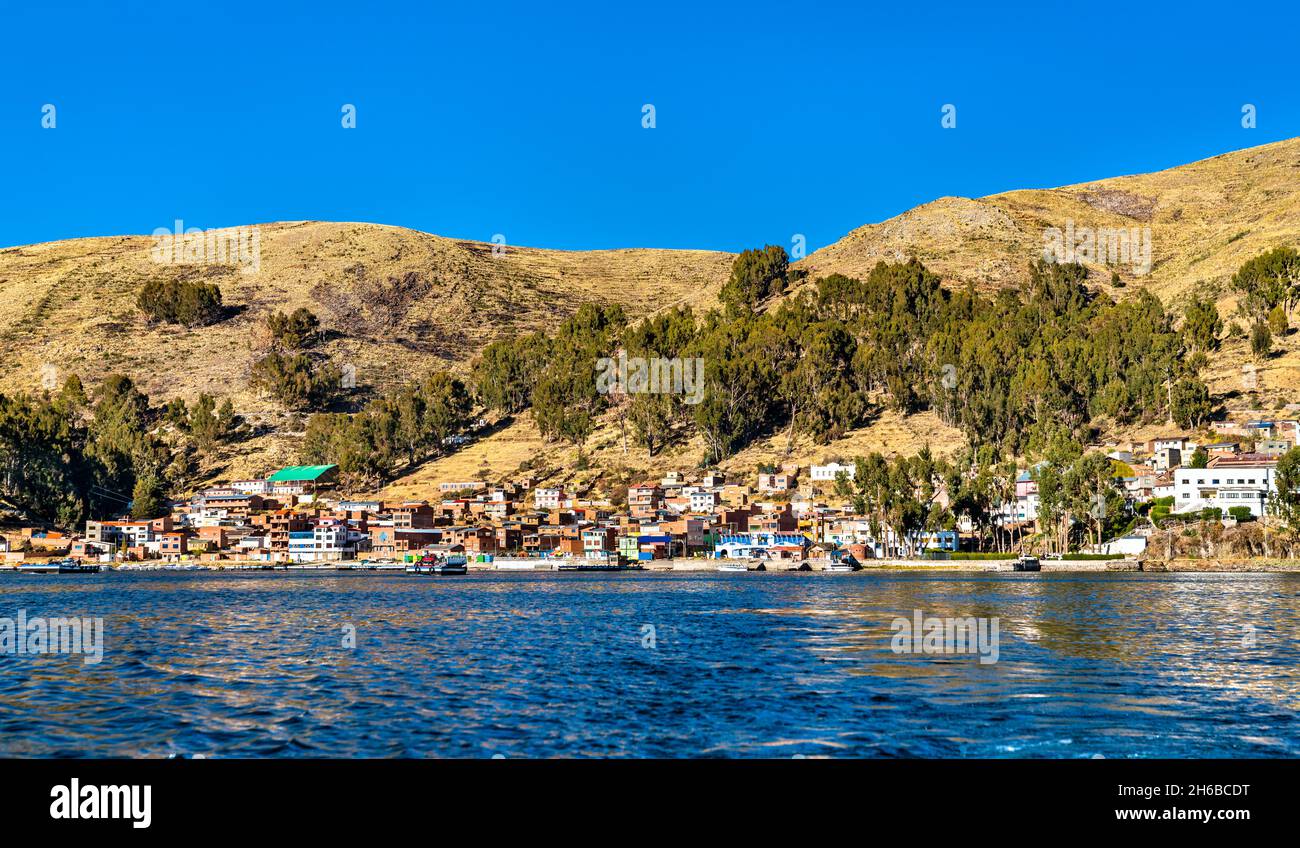 Détroit de Tiquina sur le lac Titicaca en Bolivie Banque D'Images