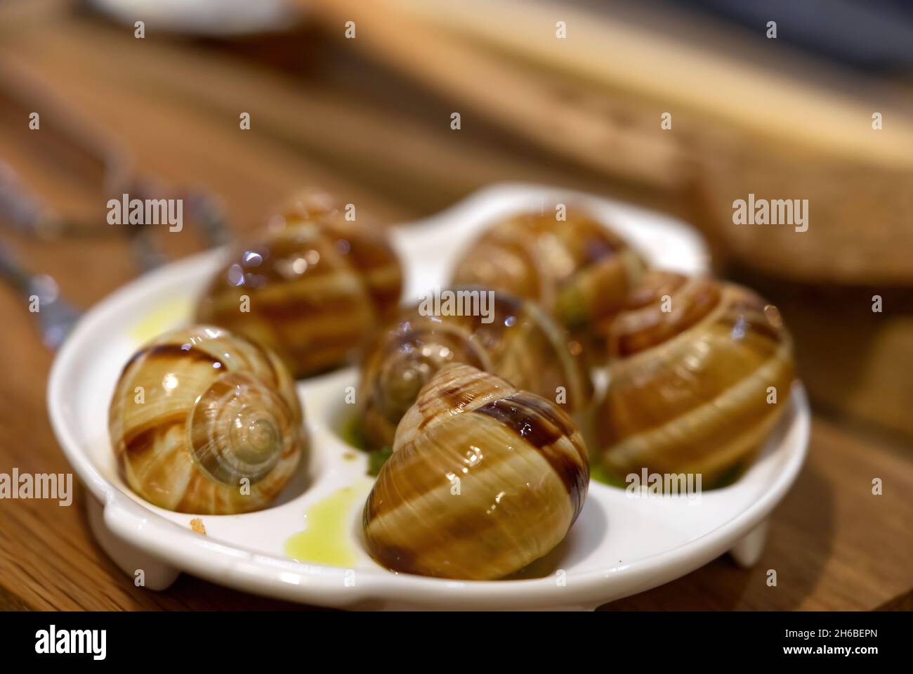 Helix aspersa Muller dans un restaurant.Escargots comestibles avec beurre et assaisonnements. Banque D'Images