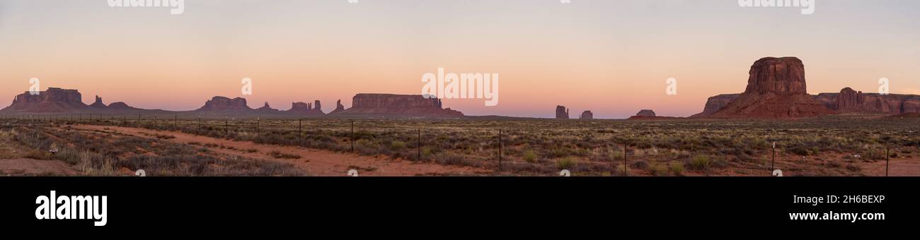 Coucher de soleil sur la célèbre Monument Valley, nation Navajo, États-Unis Banque D'Images