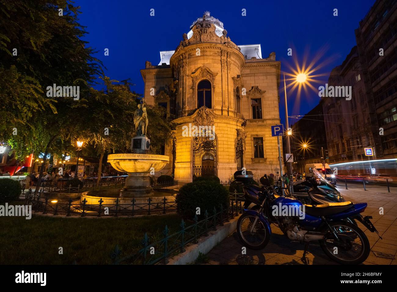 Extérieur de la célèbre bibliothèque Szabo Ervin à Budapest, Hongrie, au coucher du soleil Banque D'Images