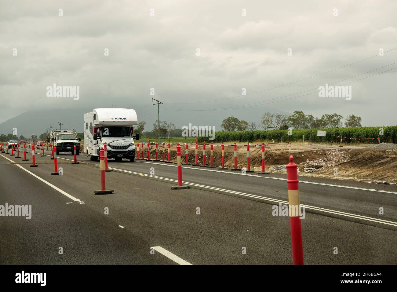 MacKay à Townsville Bruce Highway, Queensland, Australie - novembre 2021 : un autohome et des voitures qui traversent des routes pendant la duplicatio de l'autoroute Banque D'Images