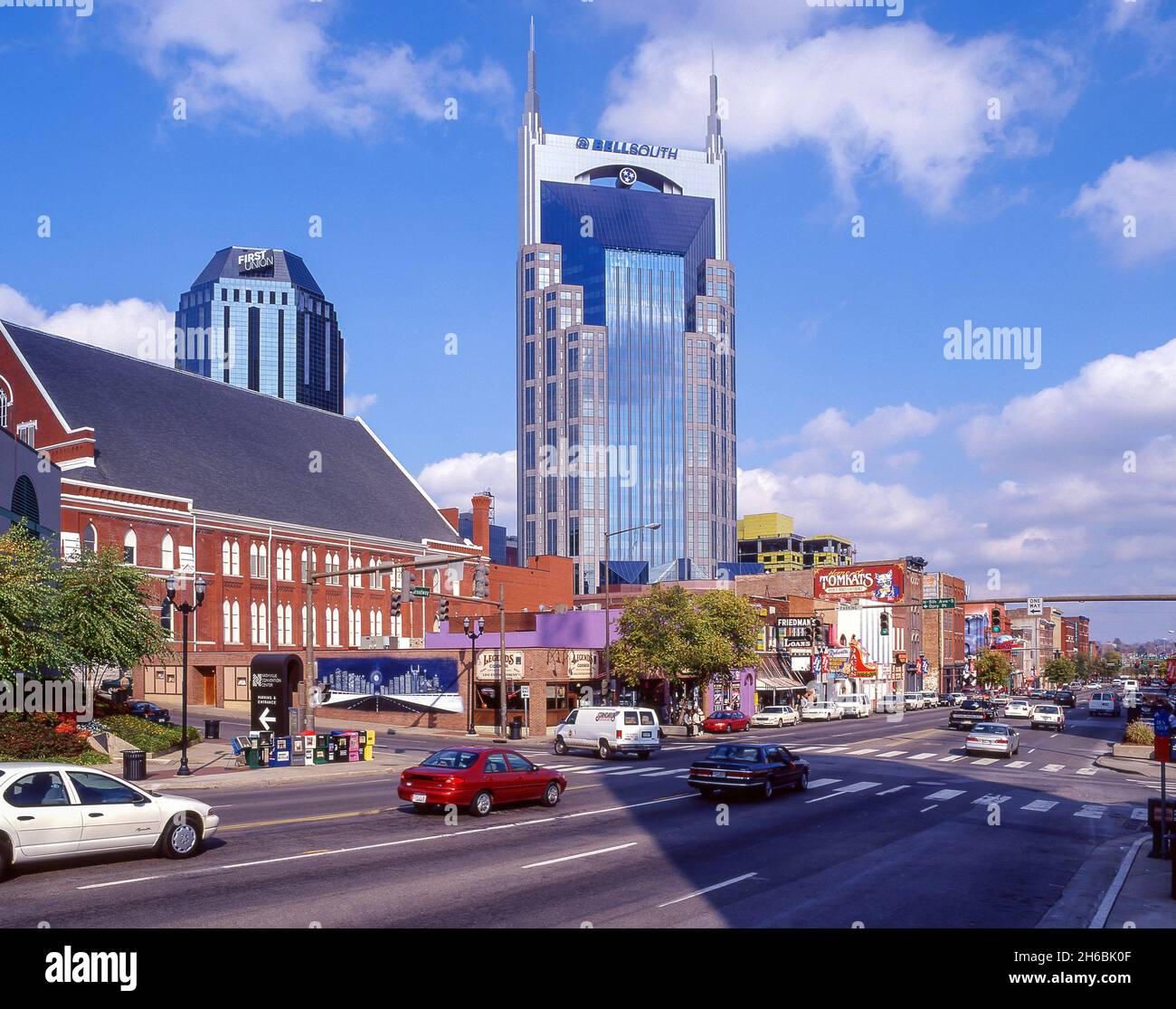 BellSouth Tower and bars, Broadway, Nashville, Tennessee, États-Unis d'Amérique Banque D'Images