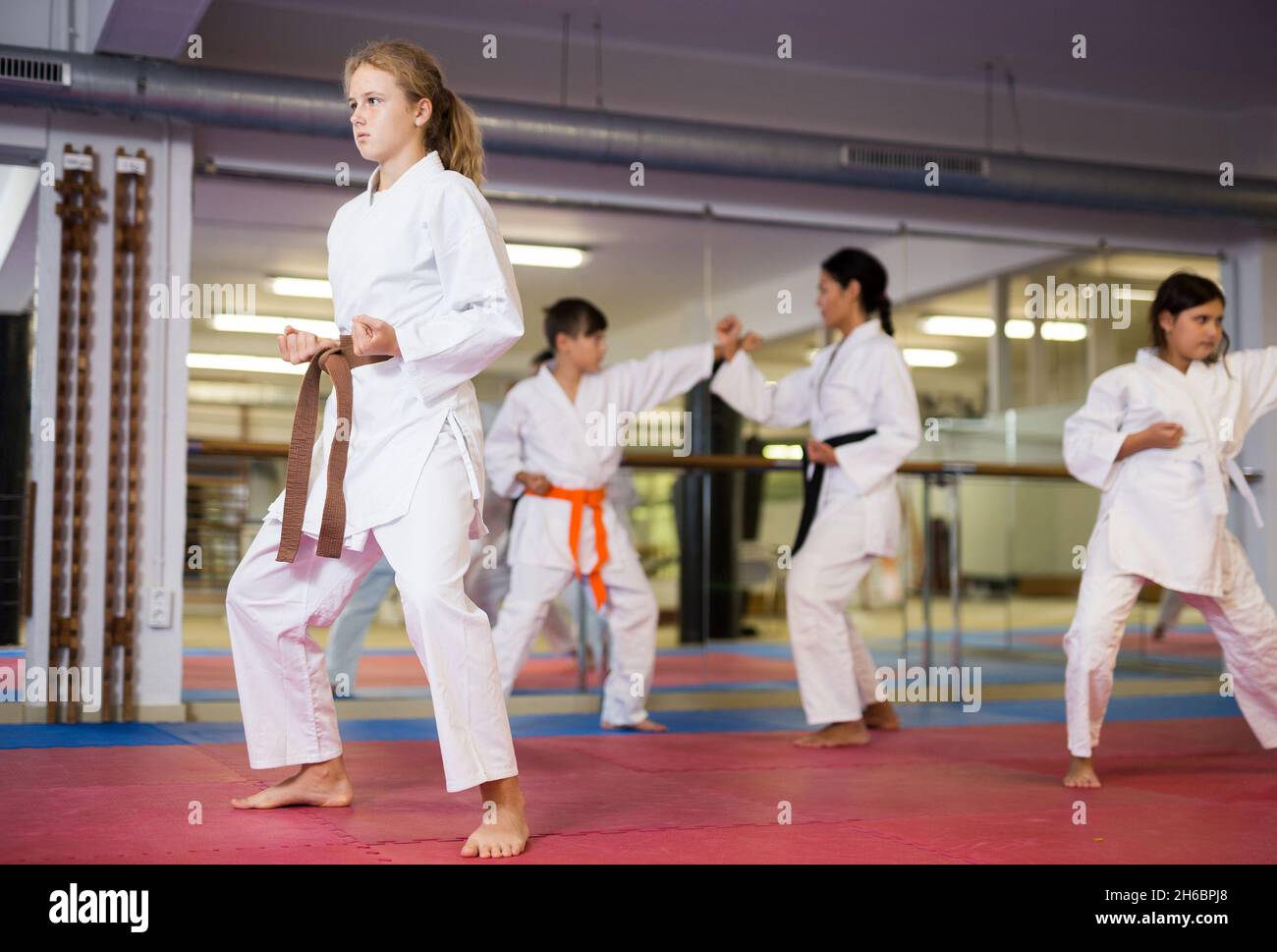 Fille debout en position de combat pendant l'entraînement de karaté Banque D'Images