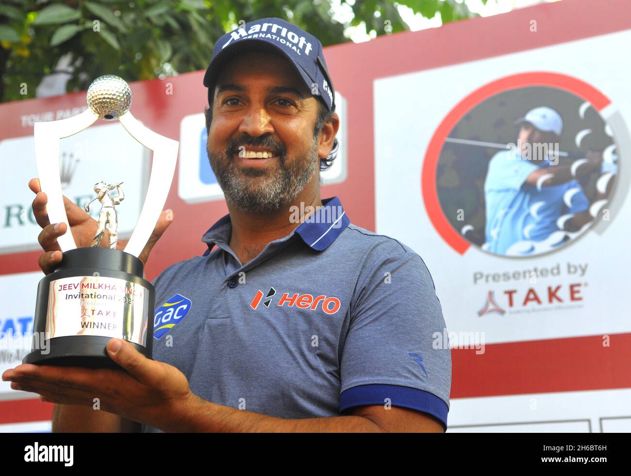 CHANDIGARH, INDE - NOVEMBRE 14: Shiv Kapoor avec le trophée du gagnant après avoir remporté le Jeev Milkha Singh 2021 sur invitation au club de golf de Chandigarh le 14 novembre 2021 à Chandigarh, Inde.(Photo de Keshav Singh/Hindustan Times/Sipa USA) Banque D'Images