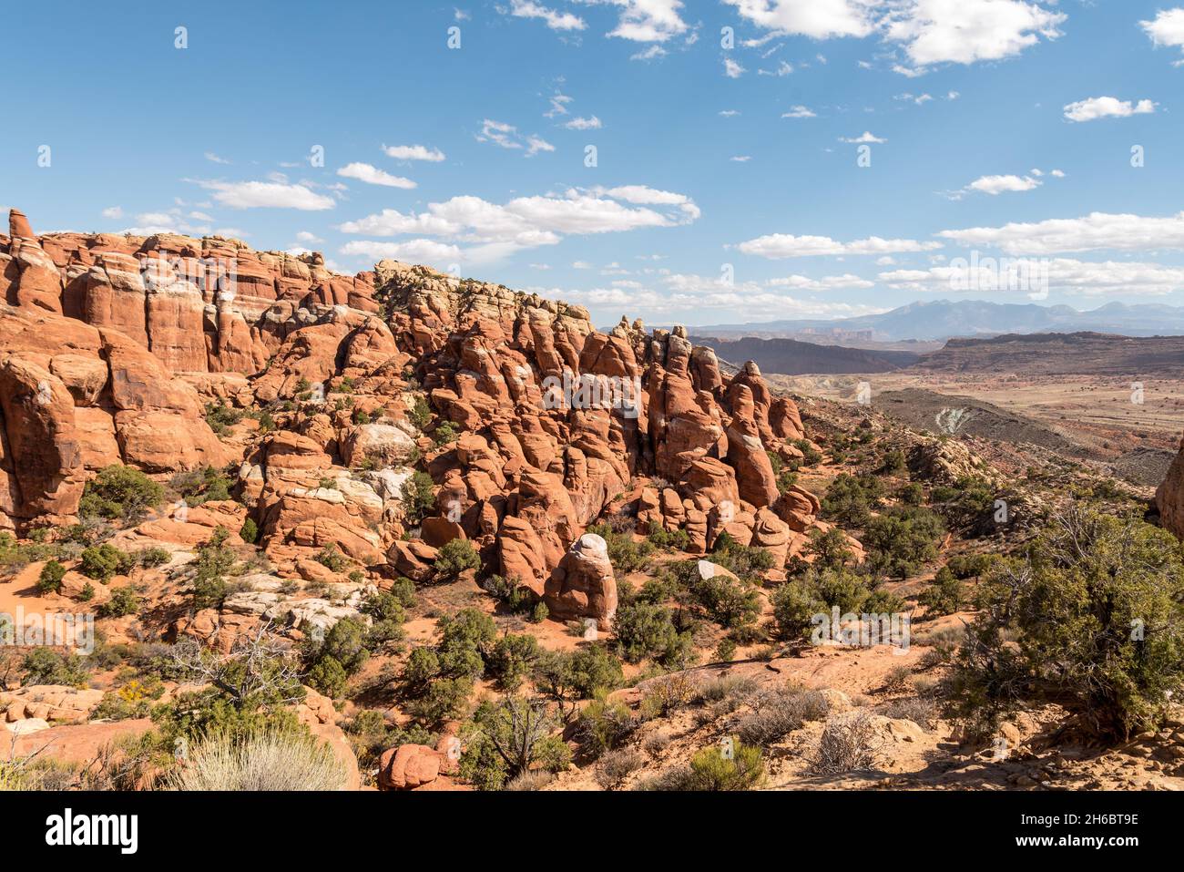 Paysage pittoresque avec des rochers fissurés dans le parc national d'Arches, États-Unis Banque D'Images