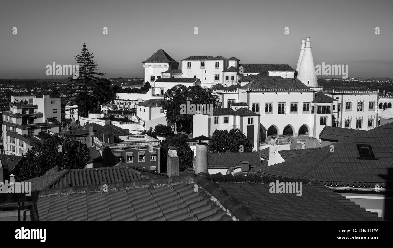 Vue sur les toits des bâtiments de la partie historique de Sintra, Portugal.Photo en noir et blanc. Banque D'Images