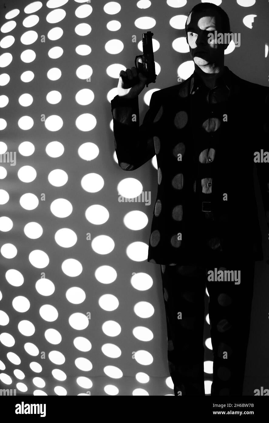 Spy thriller livre design couverture avec homme tenant pistolet pistolet. Banque D'Images