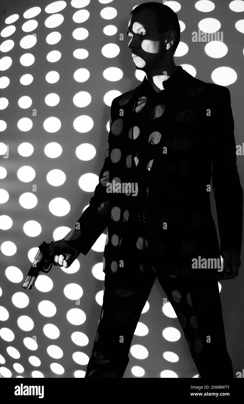 Spy thriller livre design couverture avec homme tenant pistolet pistolet. Banque D'Images