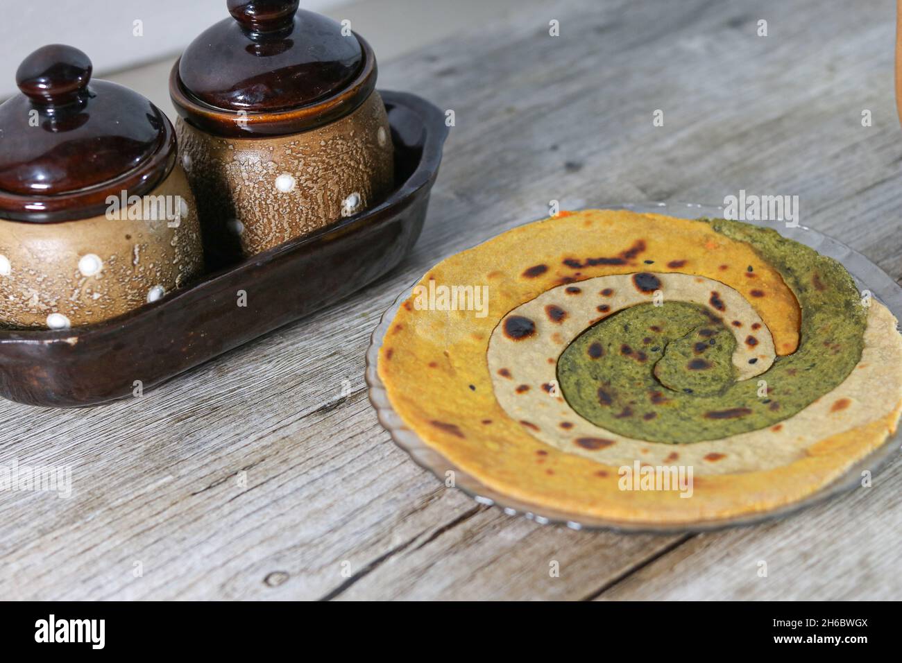 Paratha est le pain plat qui est fondamentalement un plat indien.Paratha peut être ordinaire ou bourré.Le paratha est principalement composé de maida ou de farine de blé. Banque D'Images