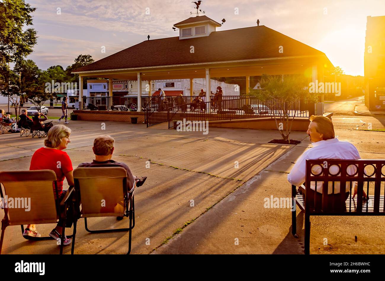 Les fans parlent alors qu'ils attendent un concert de bluegrass pour commencer un samedi soir à Railroad Park, le 2 juin 2012, à Water Valley, Mississippi. Banque D'Images