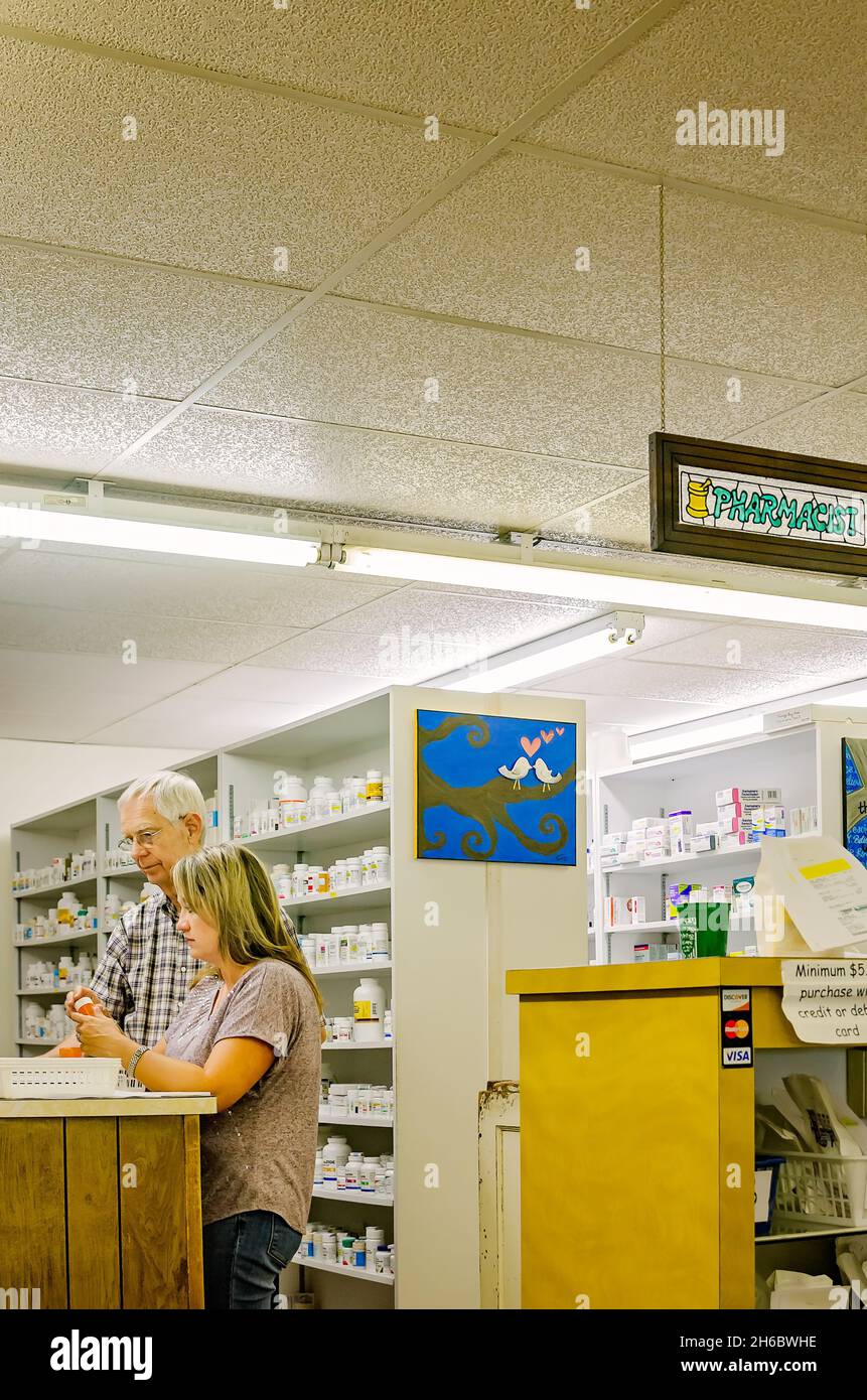 Le pharmacien Robert Turnage travaille avec un employé qui remplit une ordonnance au Turnage Drug Store de Water Valley, Mississippi. Banque D'Images