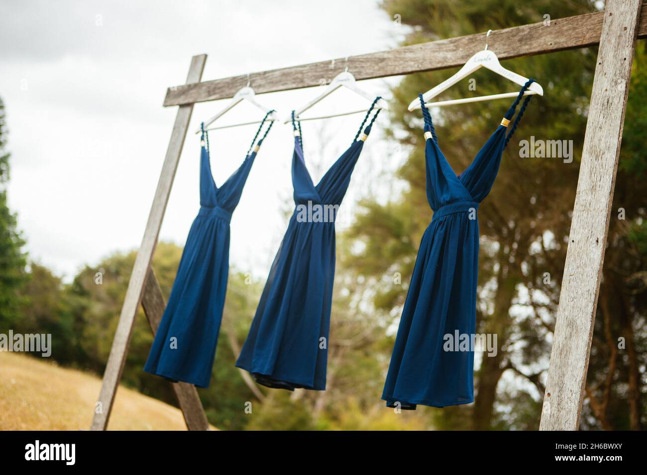 CANAKKALE, TURQUIE - 02 févr. 2019: Trois robes bleues semblables accrochées à l'extérieur dans la ya Banque D'Images